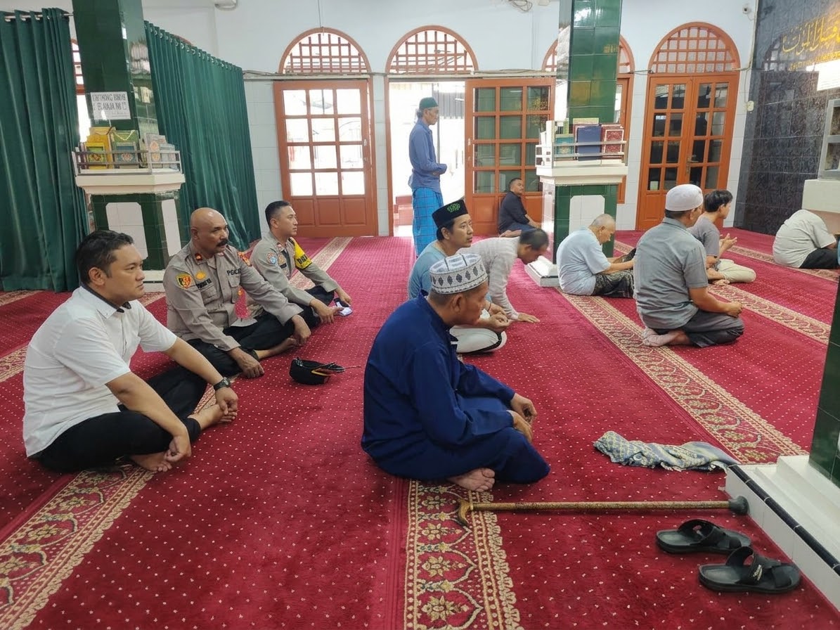 Pererat Silaturahmi dan Kedekatan dengan Warga, Kapolsek Johar Baru Sholat Dzuhur Berjamaah di Masjid An Nur