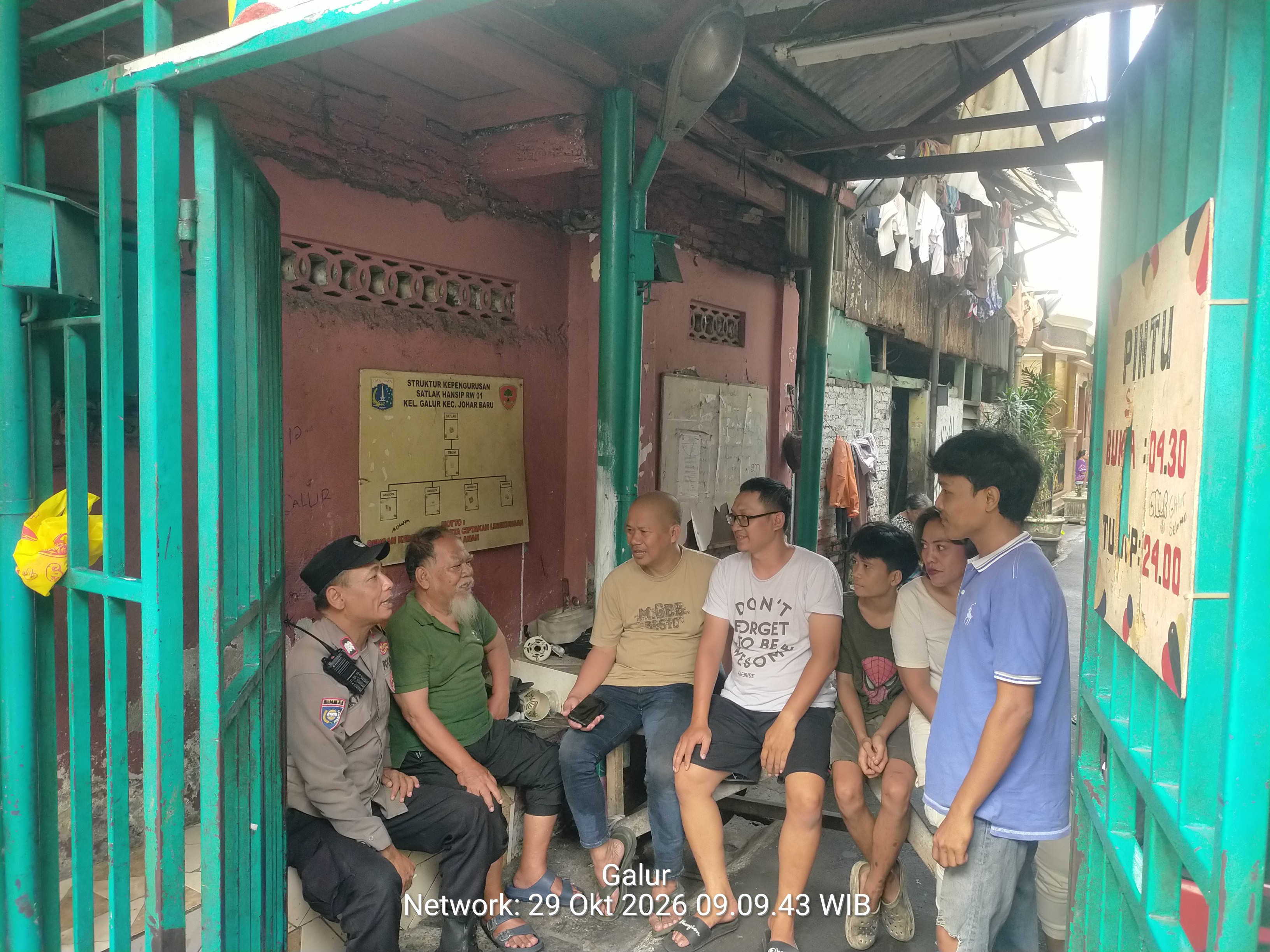 Santai Ngobrol Kamtibmas, Kumpul Bareng Warga Galur Bersama Polsek Johar Baru Cegah Tawuran dan Kejahatan Jalanan
