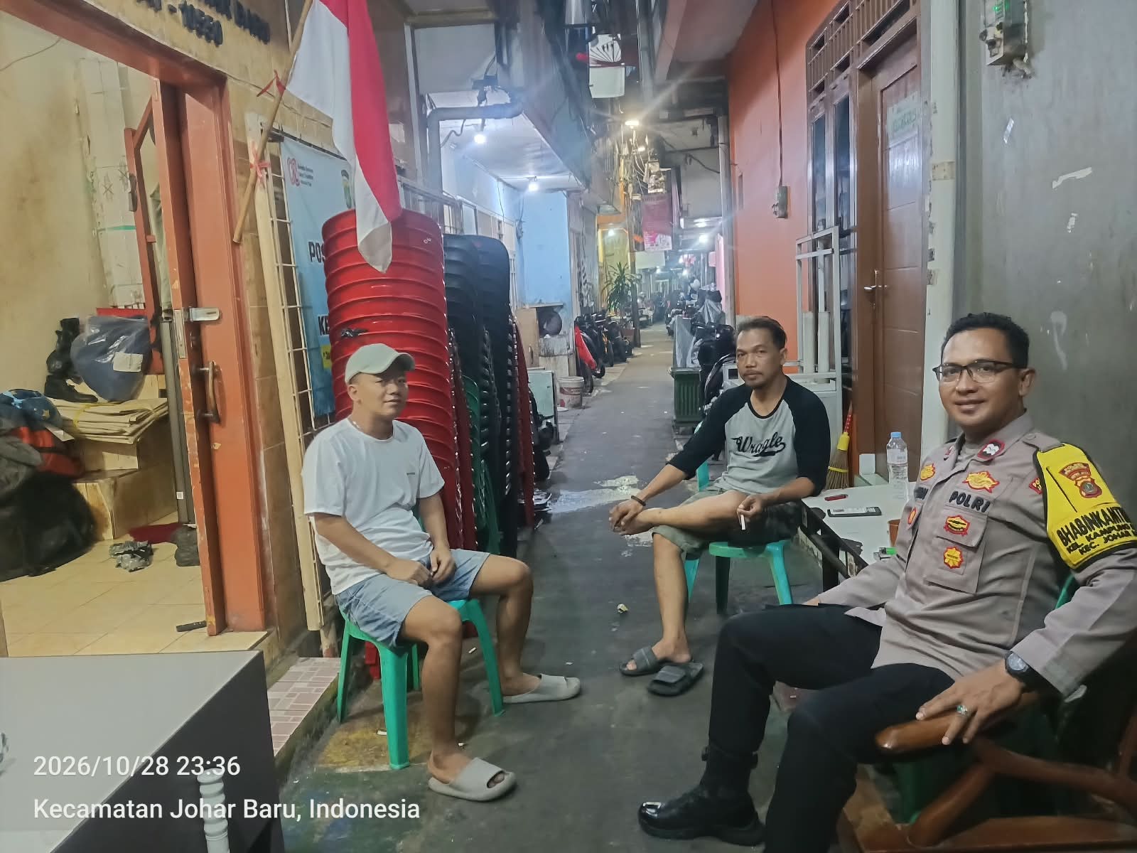 Sambang Satkamling RW 06 Kampung Rawa, Polsek Johar Baru Ajak Warga Tingkatkan Kewaspadaan dan Kepedulian Lingkungan