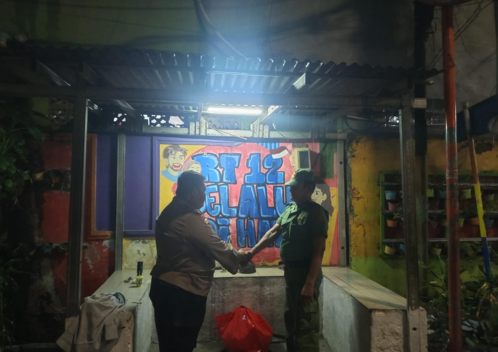Bhabinkamtibmas Petamburan Sambangi Pos Siskamling RW 03, Ajak Warga Cegah Tawuran dan Kejahatan Jalanan