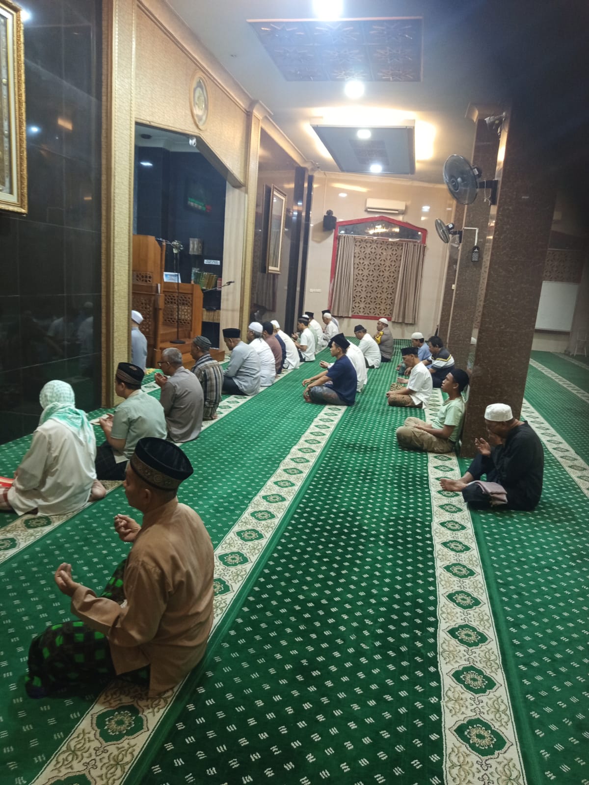 Jalin Kedekatan dengan Warga, Bhabinkamtibmas Petamburan Gelar Sholat Subuh Berjamaah