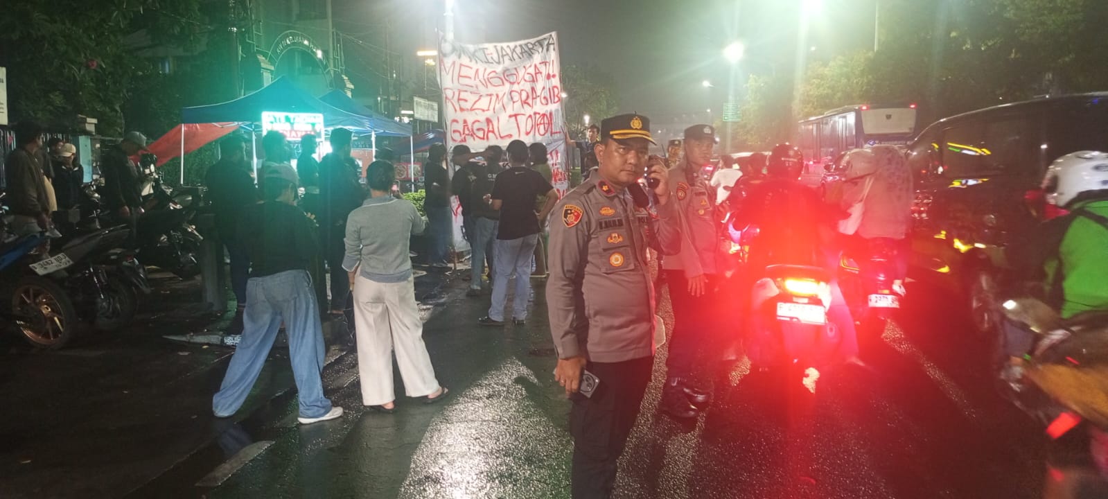 Pengamanan Aksi GMKI Jakarta di Hari Sumpah Pemuda, Spanduk Dibakar hingga Sempat Coba Tutup Jalan Salemba