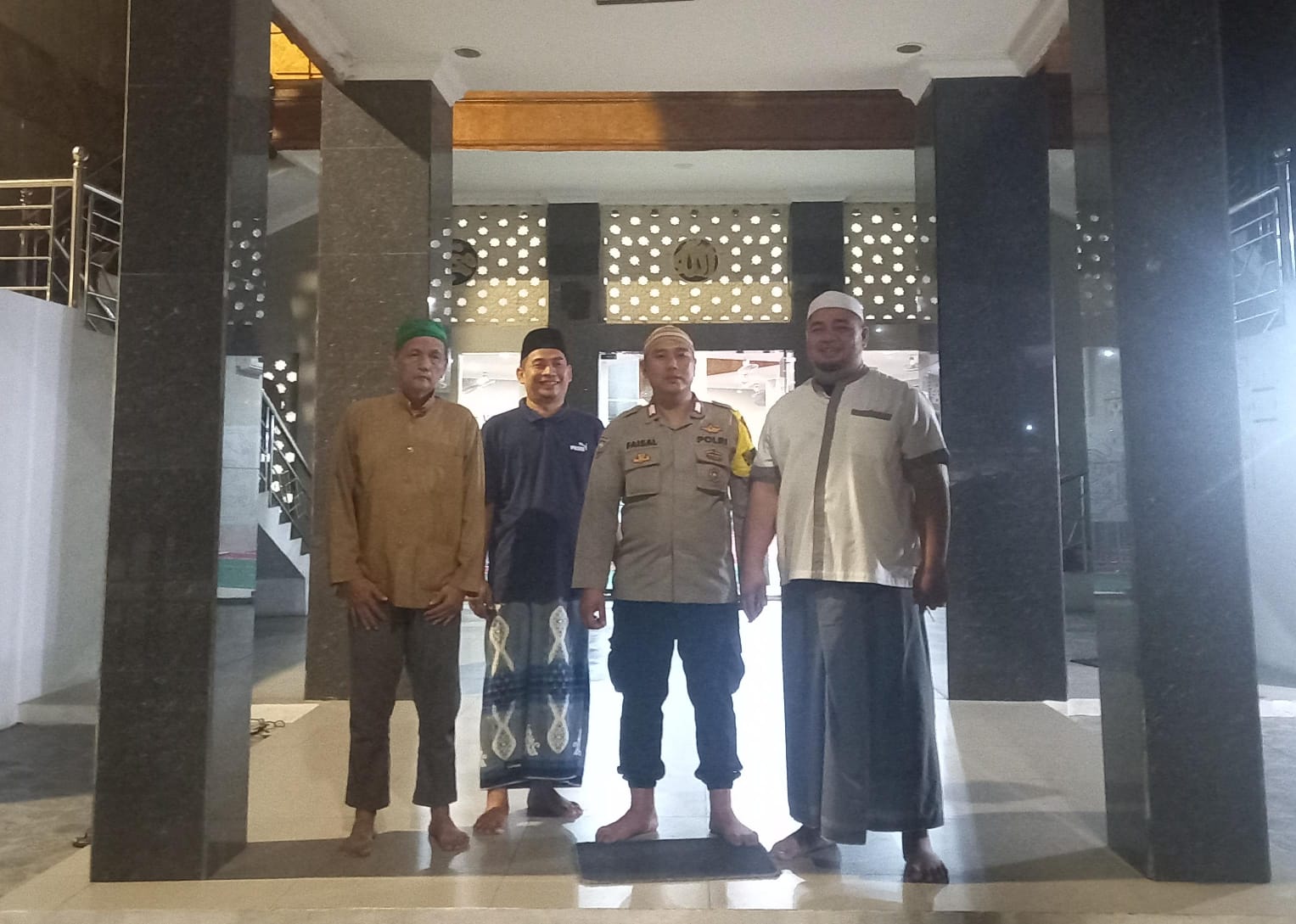 Polsek Senen Gelar Salat Subuh Berjamaah di Masjid Al Muaa’wanah, 100 Jemaah Hadir