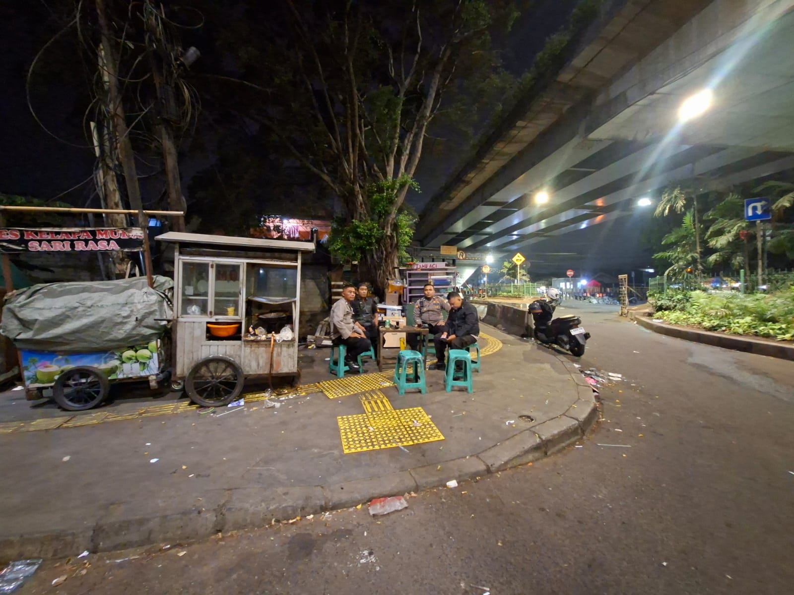 Antisipasi Tawuran dan Gangguan Kamtibmas, Polsek Metro Gambir Gelar Patroli Strong Point di Kolong Roxy