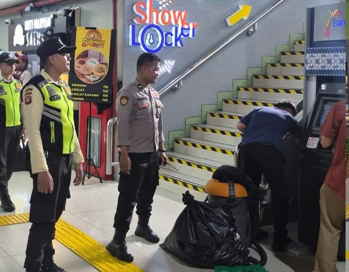 Tingkatkan Kenyamanan Pengguna Jasa Kereta, Personel Polsek Metro Gambir Gencarkan Patroli Dialogis di Stasiun Besar Gambir
