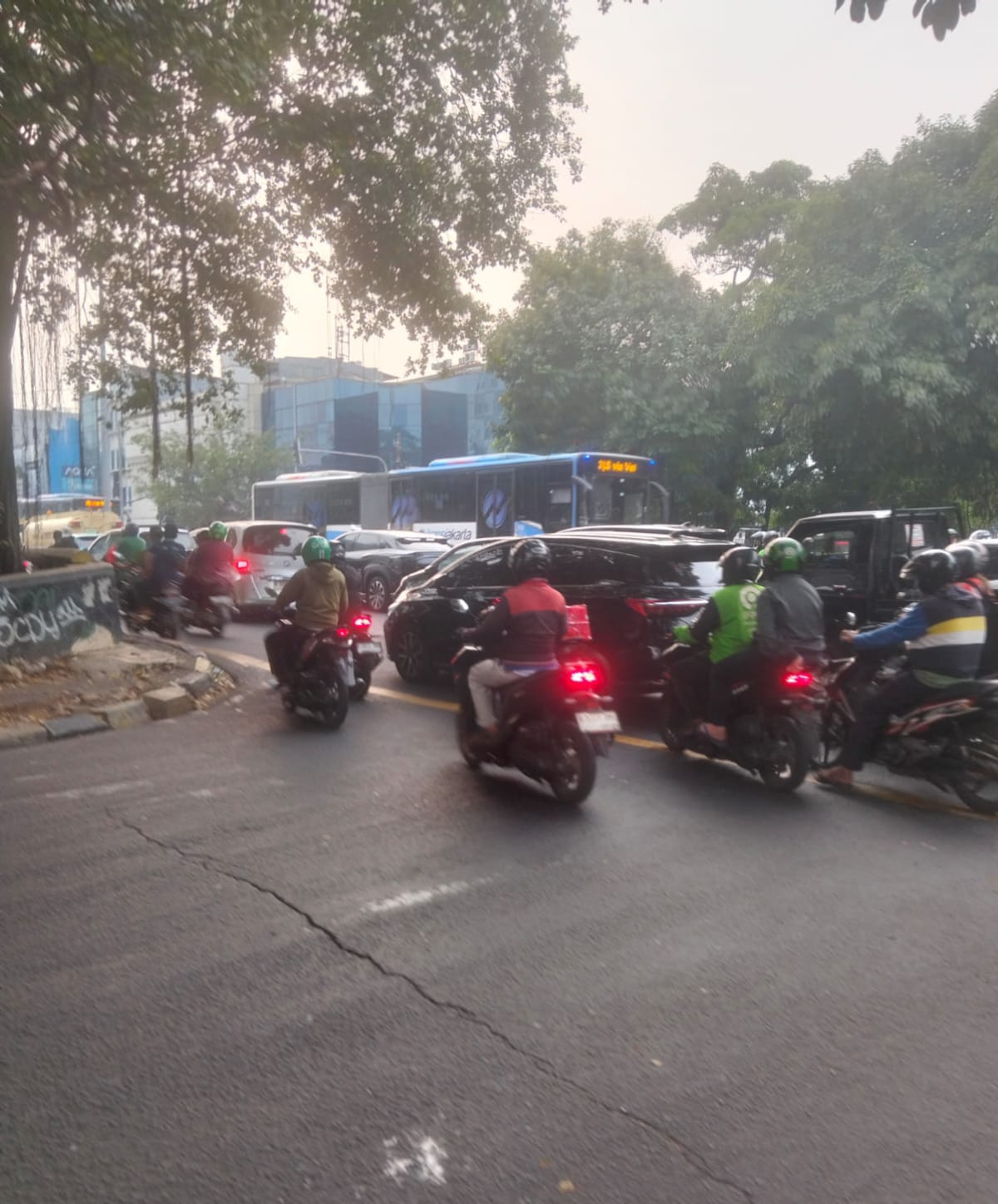 Antisipasi Kepadatan Sore Hari, Personel Samapta Polsek Metro Gambir Laksanakan Pengaturan Lalu Lintas di TL Holland Bakery
