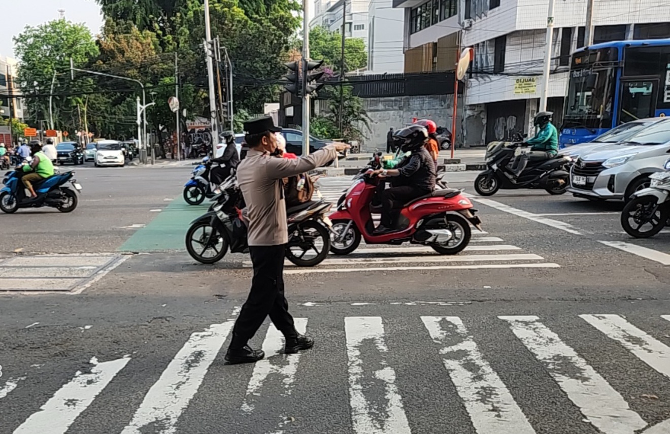 Laksanakan Strong Point di sore Hari, Personil Polsek Gambir Giatkan Pengaturan Lalin di TL Kesehatan