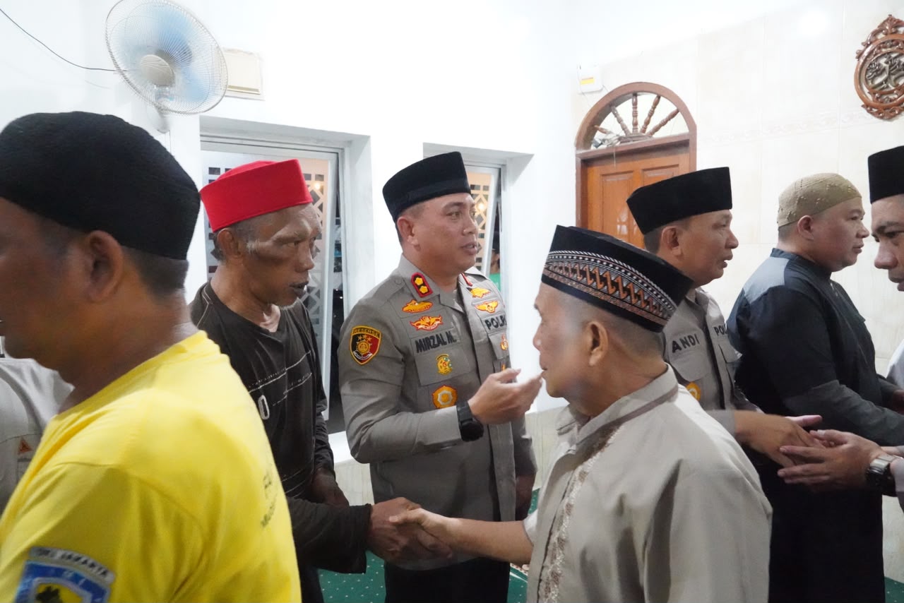 Wakapolres Metro Jakarta Pusat Dampingi Kapolda Metro Jaya dalam Sholat Subuh Keliling, Perkuat Silaturahmi dan Kedekatan dengan Masyarakat