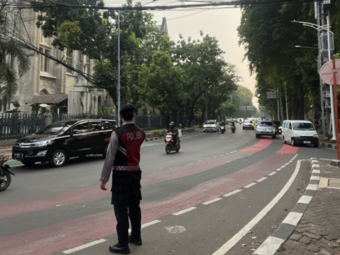 Unit Samapta Polsek Sawah Besar Gelar Strong Point Pagi di Pertigaan Katedral, Arus Lalu Lintas Terkendali