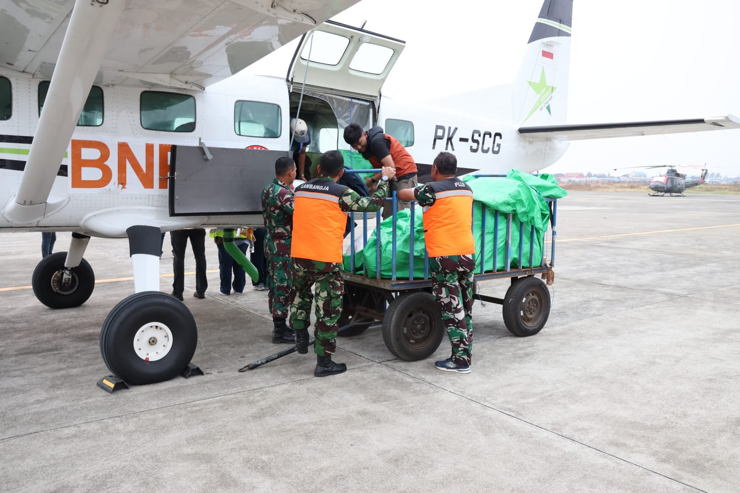 TNI Semai Garam dan Dry Ice untuk Dukung Penanganan Karhutla di Papua Selatan