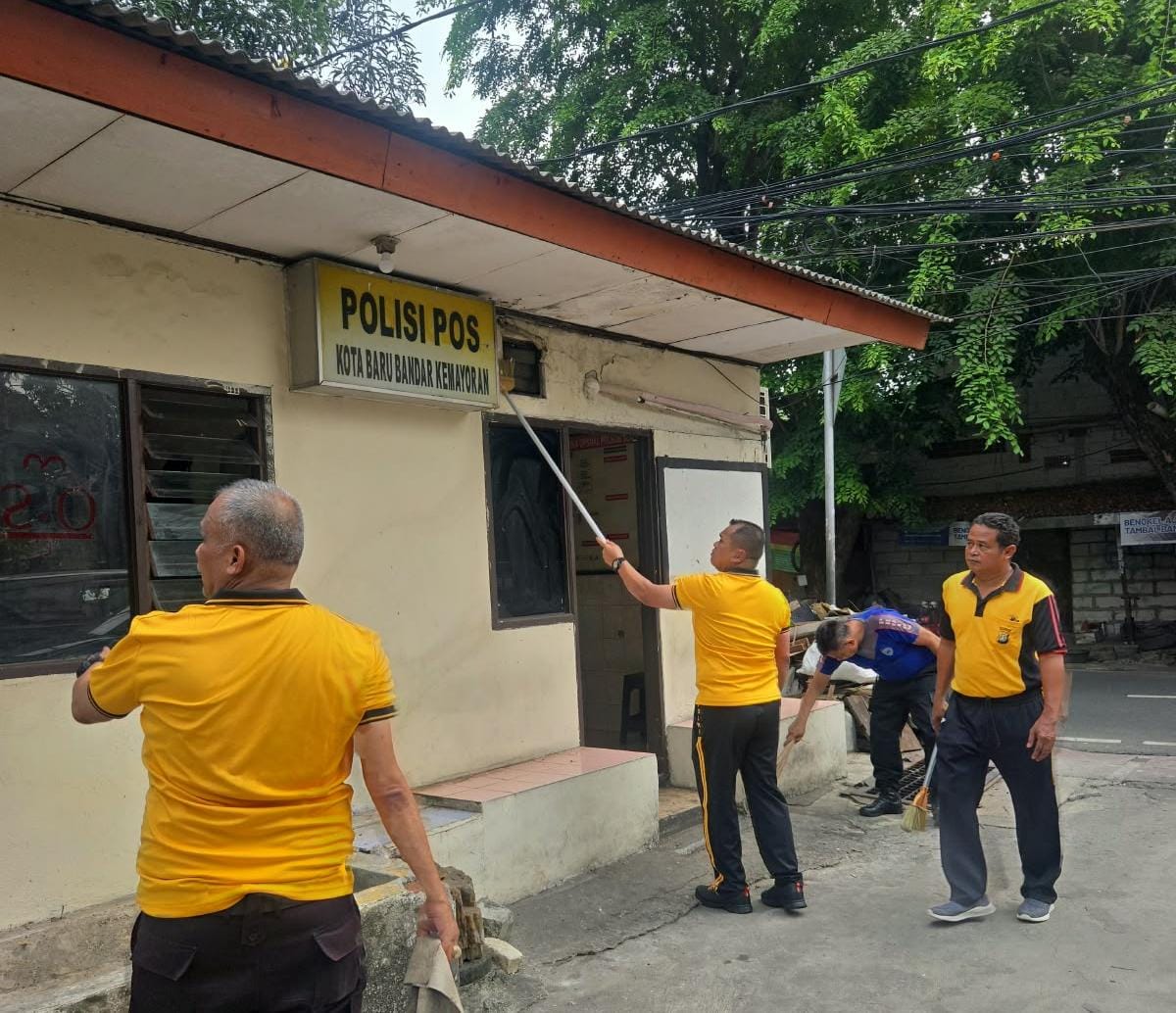 Green Policing Polsek Kemayoran, Kapolsek dan Anggota Gotong Royong Bersihkan Pospol Kota Baru