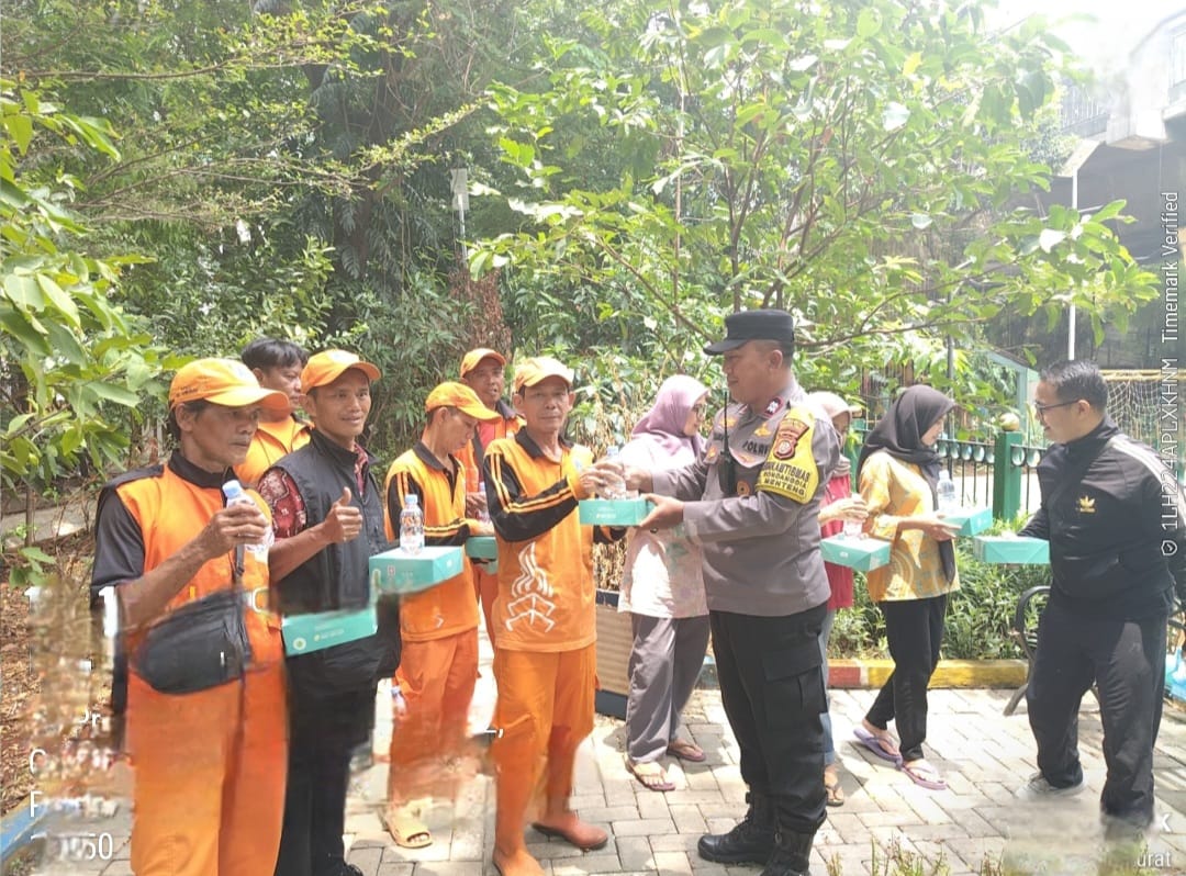 Jumat Berkah di Gondangdia, Polisi Hadir Berbagi dan Ajak Warga Cegah Tawuran Sejak Dini