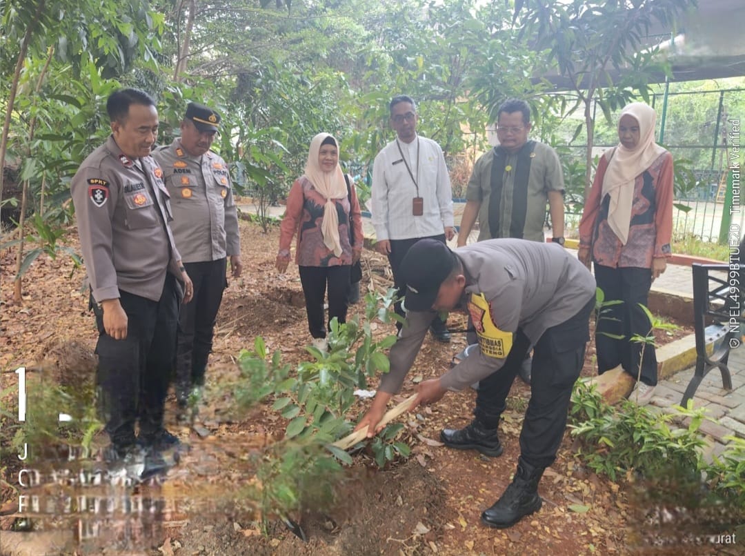 Bukan Sekadar Penghijauan, Green Policing Polsek Metro Menteng Ajak Warga Gondangdia Rawat Ruang Publik Bersama