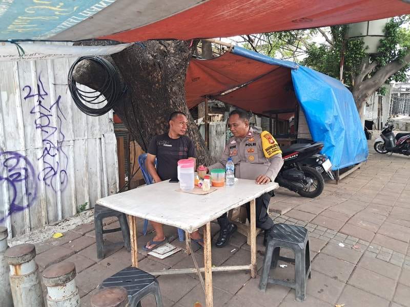 Jalin Kedekatan dengan Warga, Bhabinkamtibmas Rawasari Sampaikan Pesan Kamtibmas
