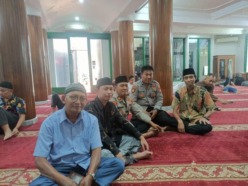 Jaga Kerukunan dan Keamanan, Polsek Cempaka Putih Hadir Bersama Jamaah Salat Jumat