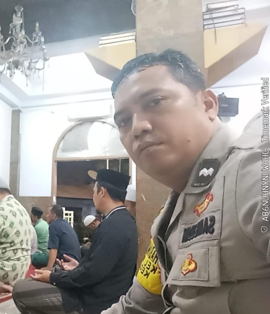 Jaga Kamtibmas, Bhabinkamtibmas Kwitang Gelar Subuh Keliling di Masjid Al Hidayah