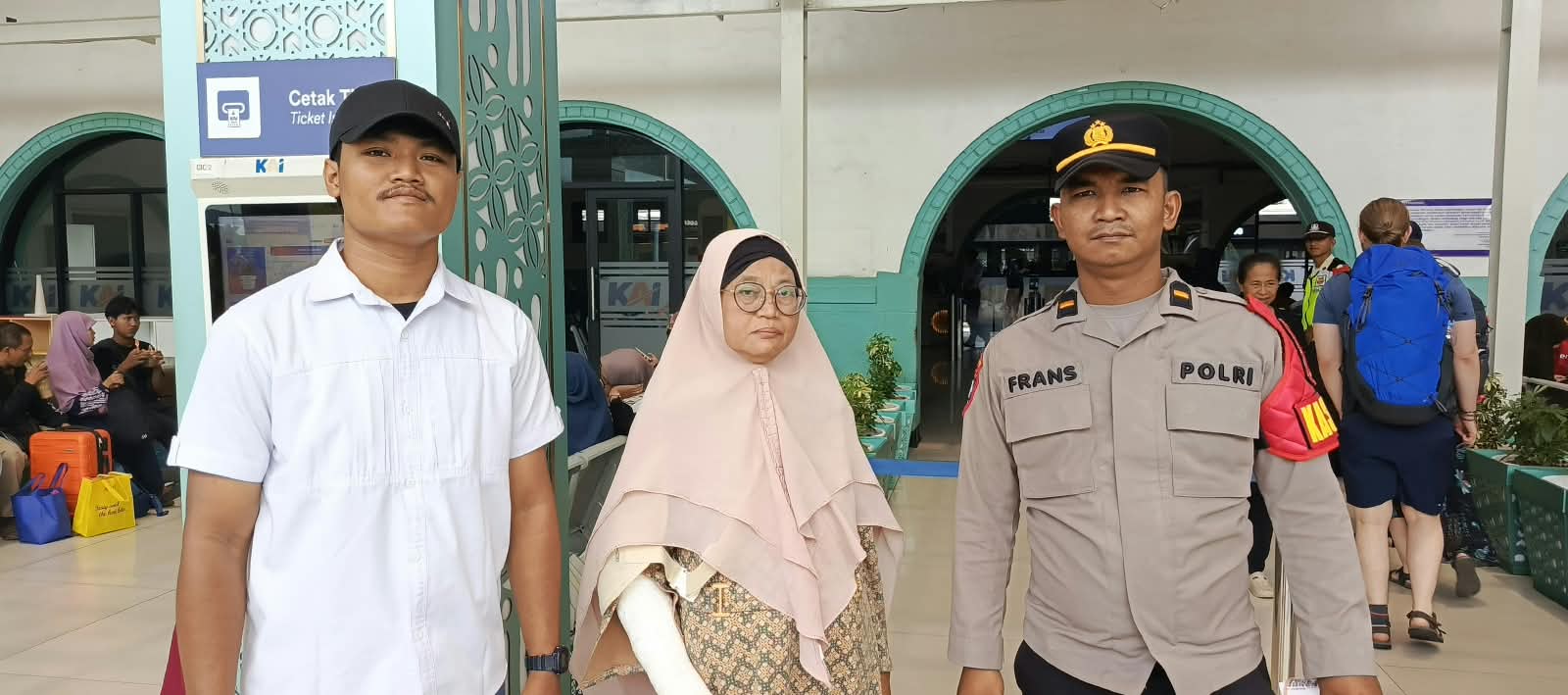 Mengabdi dengan Hati, Polisi Bantu Perjalanan Seorang Ibu Kembali ke Kampung Halaman