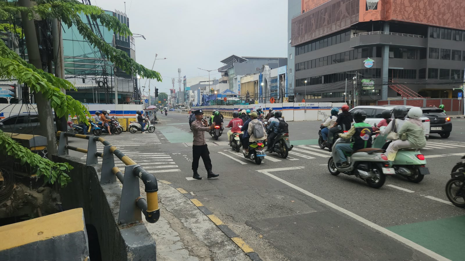 Guna Kelancaran Perjalanan Pulang Sore Hari, Personil Polsek Gambir Laksanakan Pengaturan Lalin di TL Kesehatan