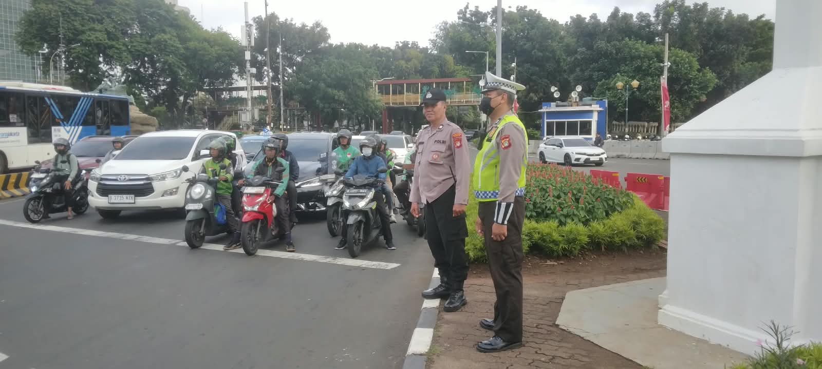 Anggota Polsubsektor Merdeka Barat Giatkan Pengaturan Lalu Lintas Pagi Hari di TL Patung Kuda
