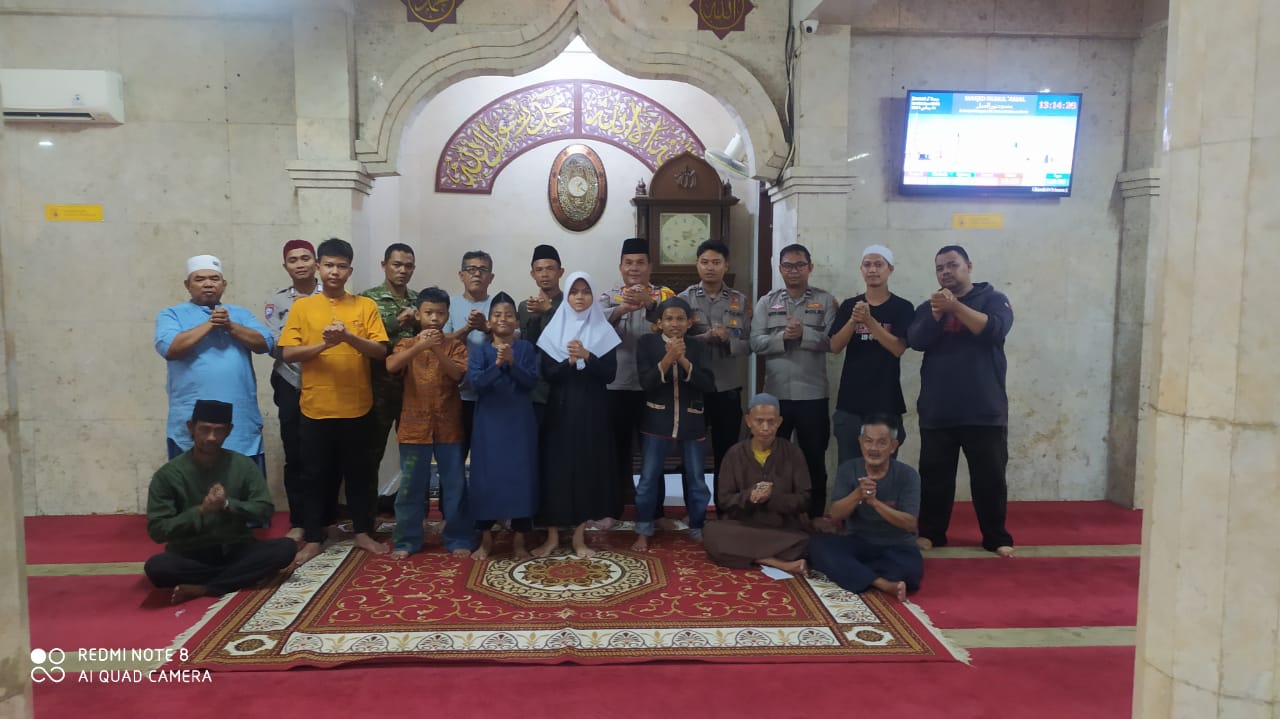 Pererat Kedekatan dengan Masyarakat, Polsek Metro Gambir Gelar Jum’at Berkah dan Santunan Anak Yatim di Petojo Selatan