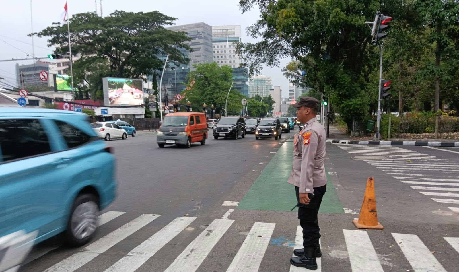 Urai Kepadatan Arus Lalu Lintas Sore Hari di Jl. Merdeka Timur, Anggota Polsubsektor Monas Timur Terjun Langsung Mengatur Lalu Lintas