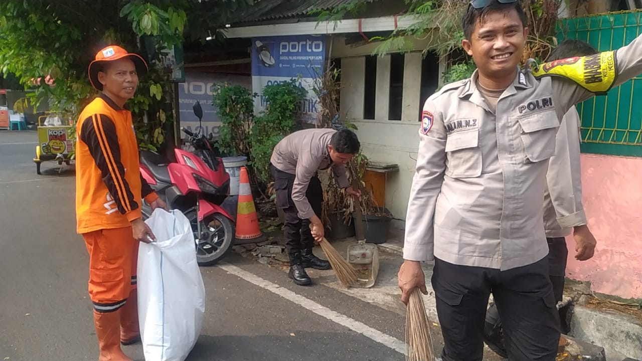 Sinergi Tanpa Batas, Bhabinkamtibmas Petojo Selatan Gelar Kerja Bakti Bersama PPSU di Petojo Melintang