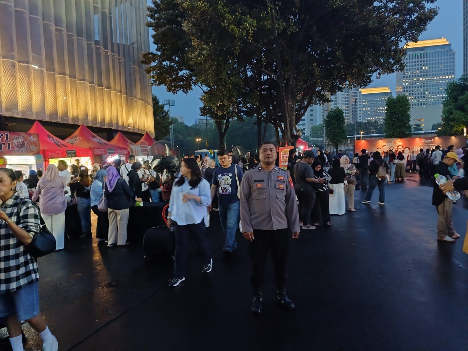 Polri Terjunkan Personel Amankan Konser Band Ungu di Tennis Indoor Senayan