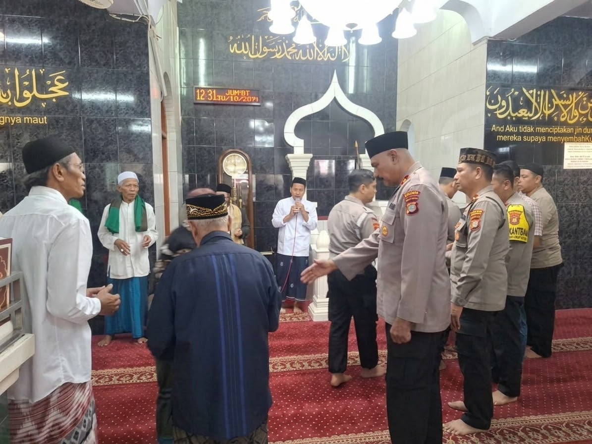 Sholat Jumat Keliling Barokah dan Jumat Berkah, Kapolsek Johar Baru Pererat Silaturahmi Bersama Jamaah Masjid An-Nur