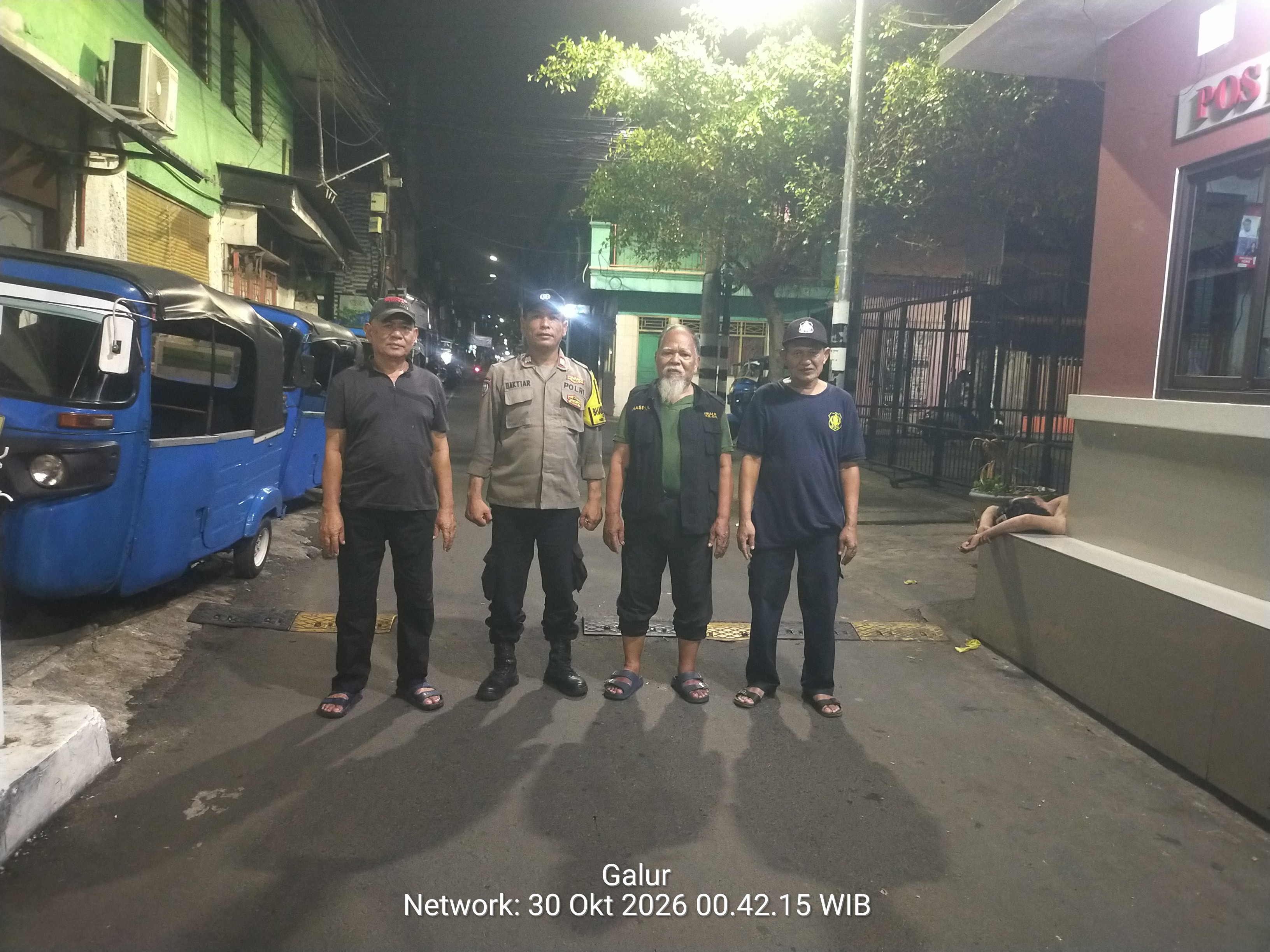 Dini Hari Sambangi Pos Kamling RW 01 Galur, Bhabinkamtibmas Perkuat Sinergi dengan Warga