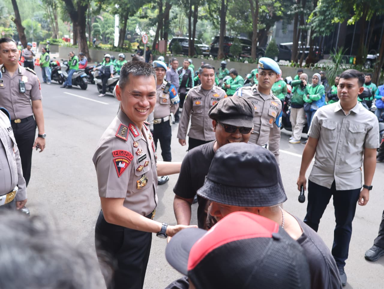Sabtu Bahagia Bersama Ojol, Kapolda Metro Jaya Sapa Pengemudi dan Ajak Peduli Kesehatan