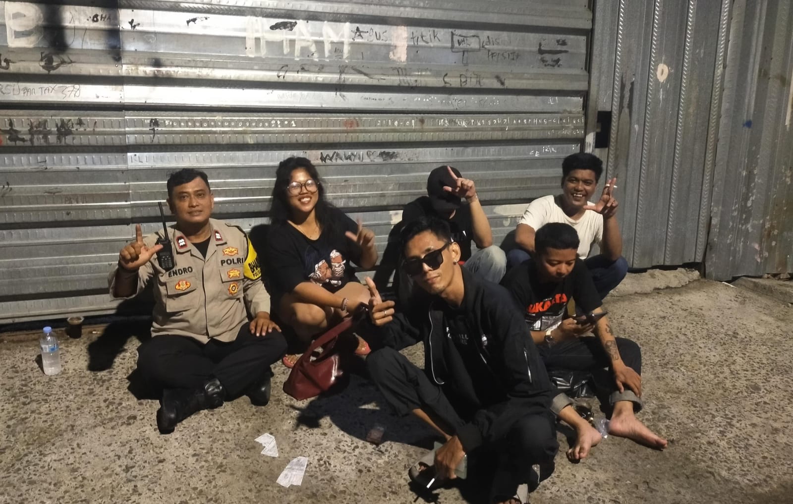 Cegah Tawuran dan Gangguan Kamtibmas, Bhabinkamtibmas Kramat Sambangi Pos Kamling dan Rangkul Remaja