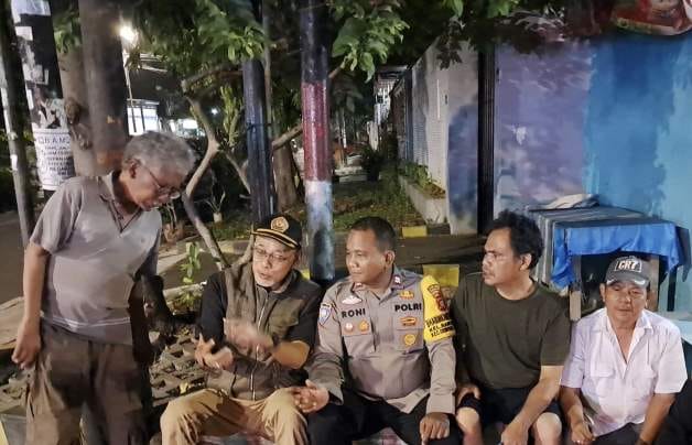 Sambang Malam, Bhabinkamtibmas Rawasari Ajak Tokoh Masyarakat Cegah Tawuran dan Kejahatan