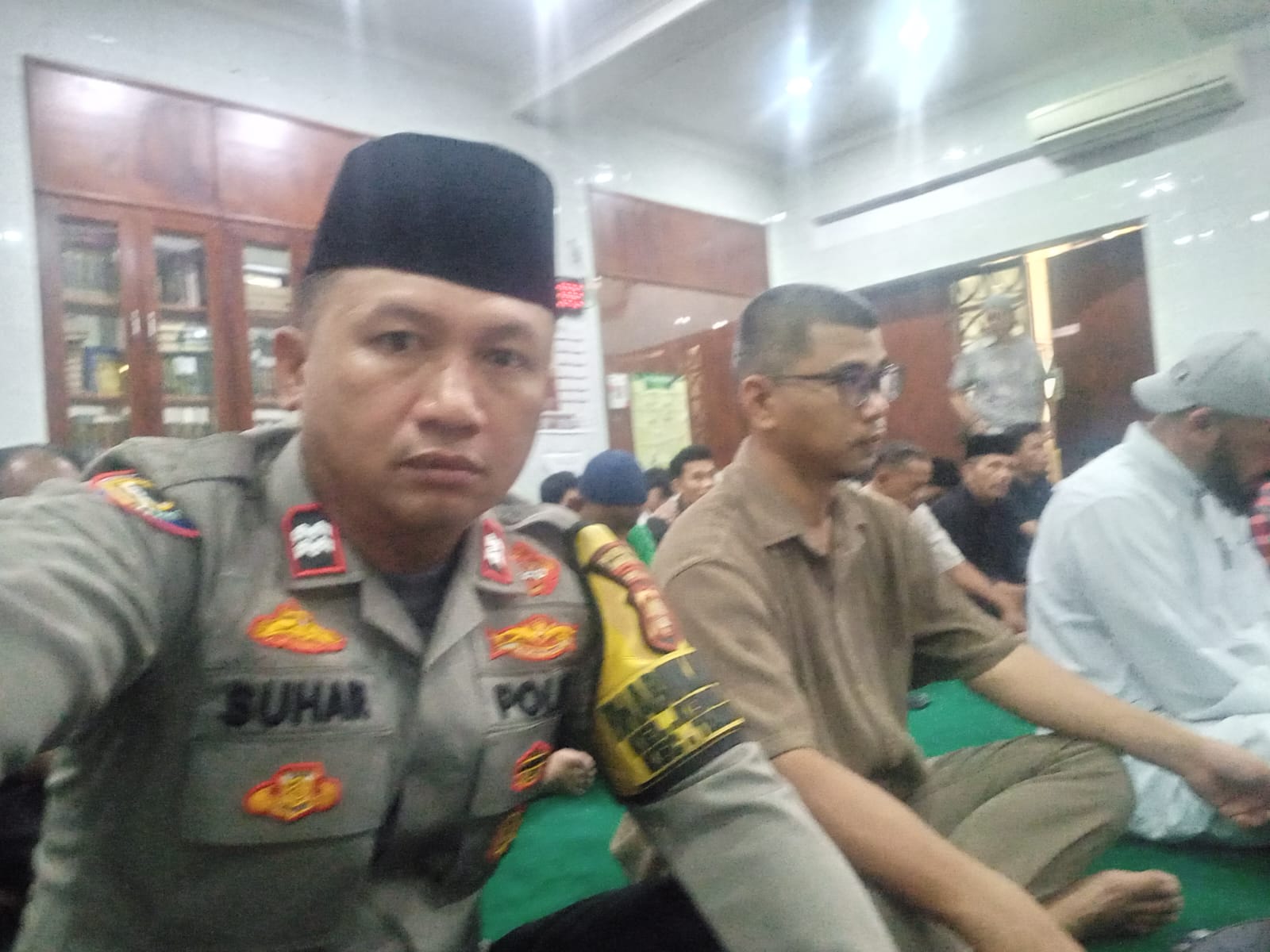 Perkuat Silaturahmi dan Jaga Kondusivitas Wilayah, Bhabinkamtibmas Kebon Kacang Sholat Jumat Bersama 250 Jamaah