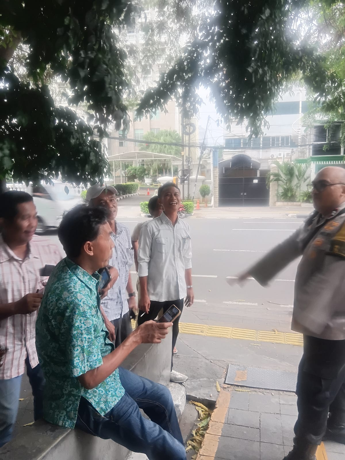 Pererat Kedekatan dengan Masyarakat, Bhabinkamtibmas Kampung Bali Gelar Kegiatan Kumpul Bersama Warga dan Sampaikan Pesan Kamtibmas