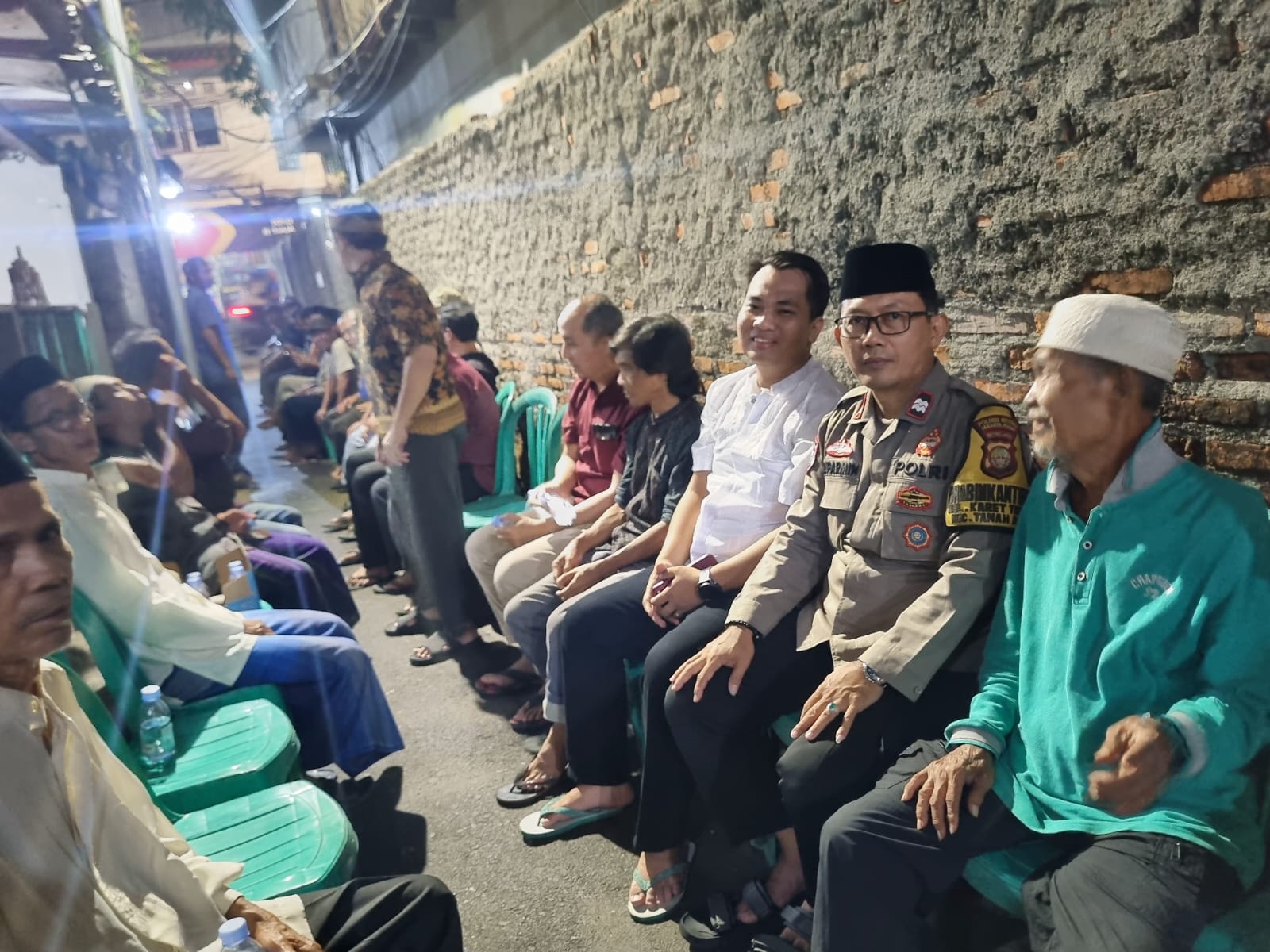 Wujud Kepedulian dan Kedekatan dengan Warga, Bhabinkamtibmas Karet Tengsin Bertakziah dan Doa Bersama Keluarga Pokdarkamtibmas