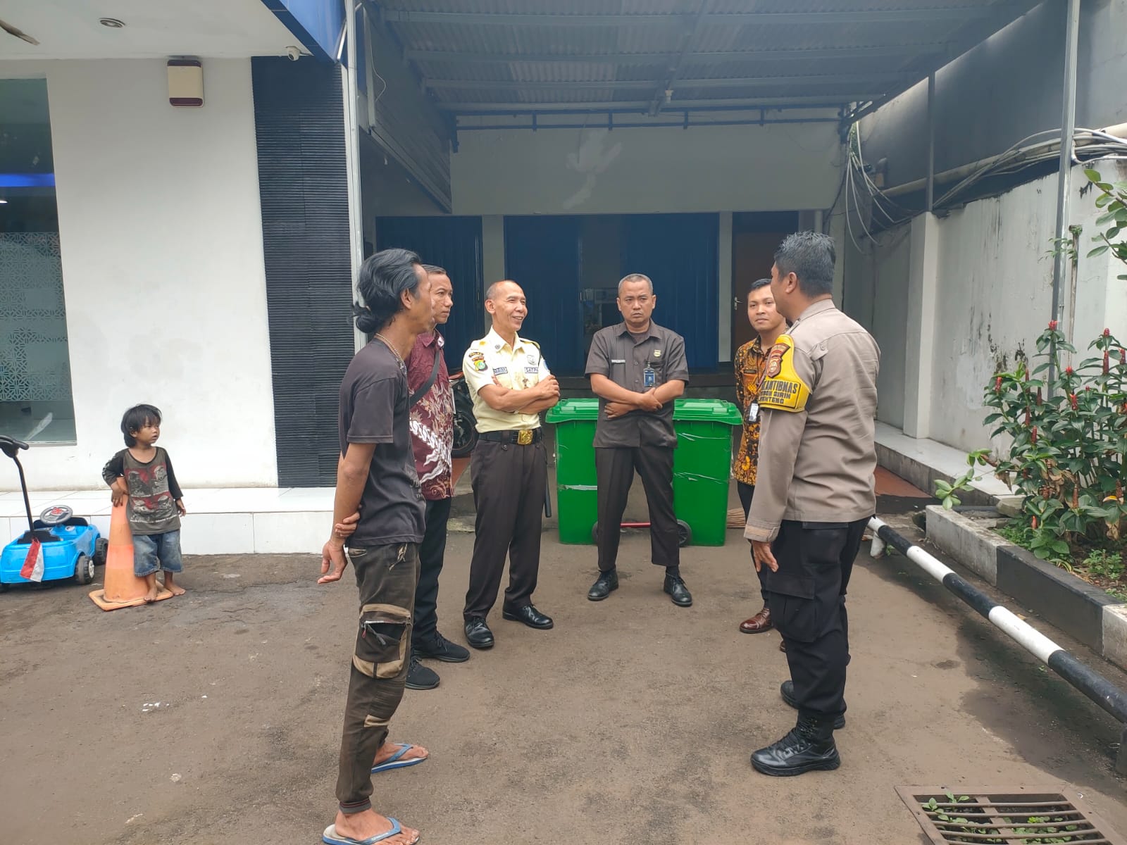 Bangun Kewaspadaan Lingkungan, Bhabinkamtibmas Ajak Warga dan Security Kebon Sirih Cegah Kejahatan
