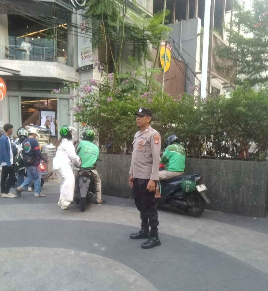 Polisi Siaga di Stasiun Sudirman, Arus Lalu Lintas Terpantau Lancar dan Keamanan Pengguna Jalan Dijaga