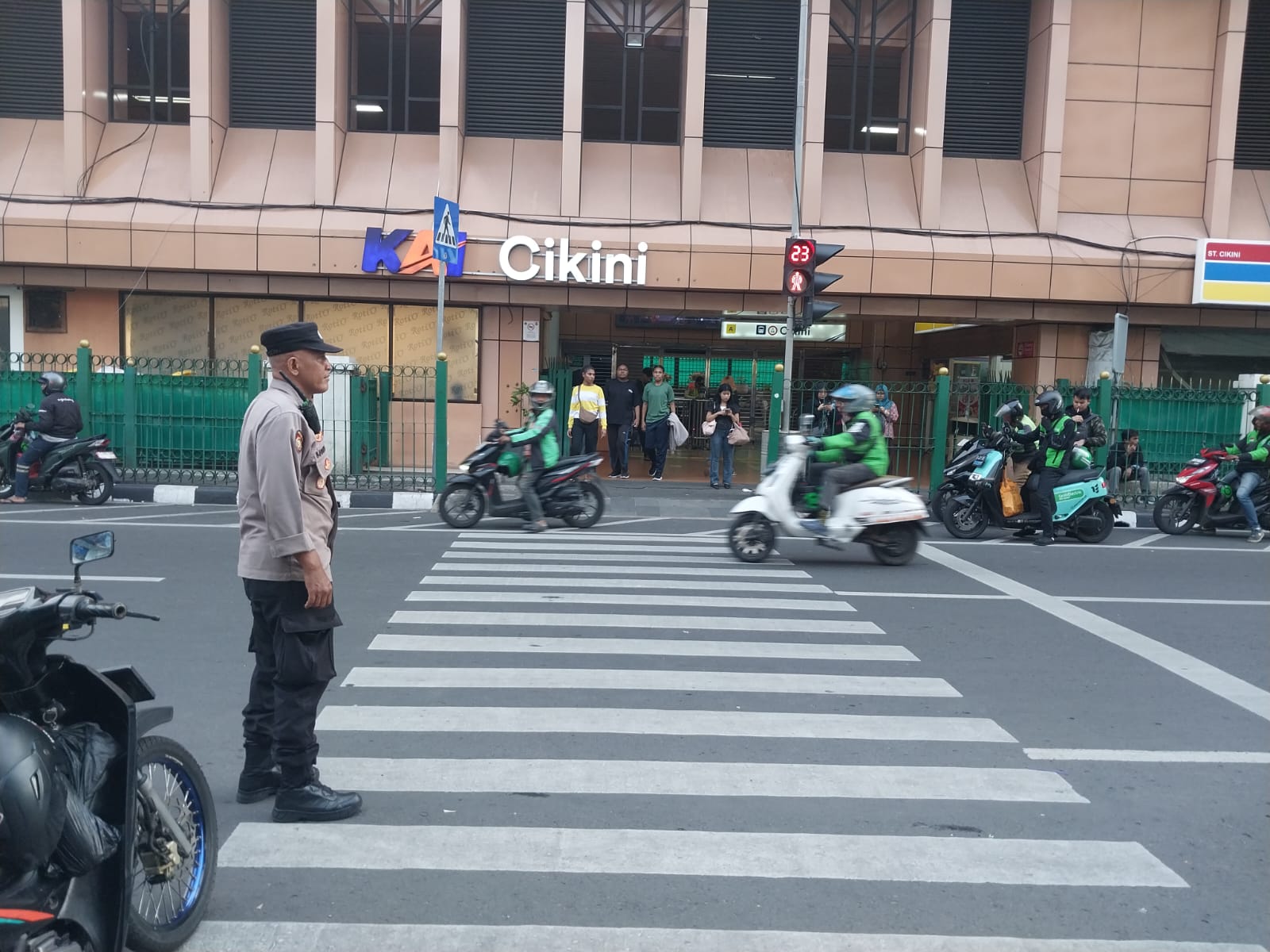 Cegah Kejahatan di Kawasan Transportasi Publik, Polsek Metro Menteng Siagakan Personel di Stasiun Cikini