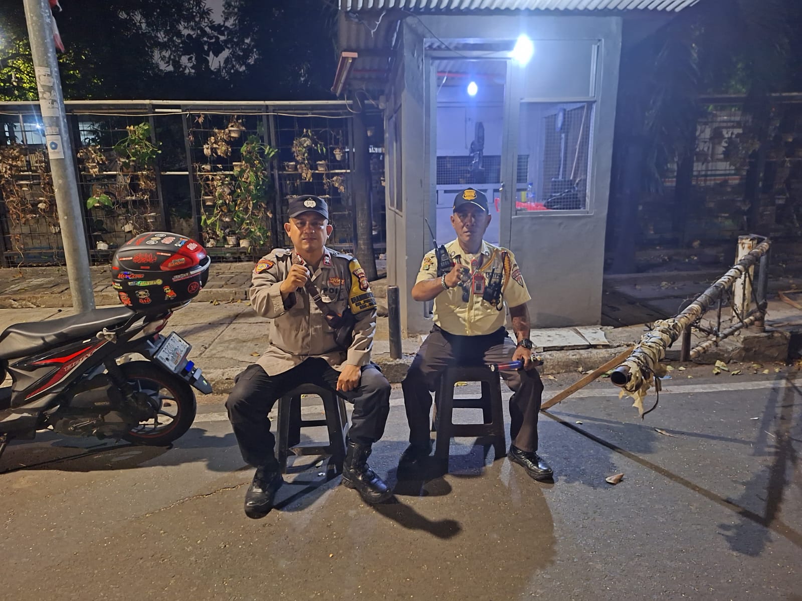 Perkuat Keamanan Permukiman, Bhabinkamtibmas Sambangi Poskamling di Jalan Surabaya Menteng