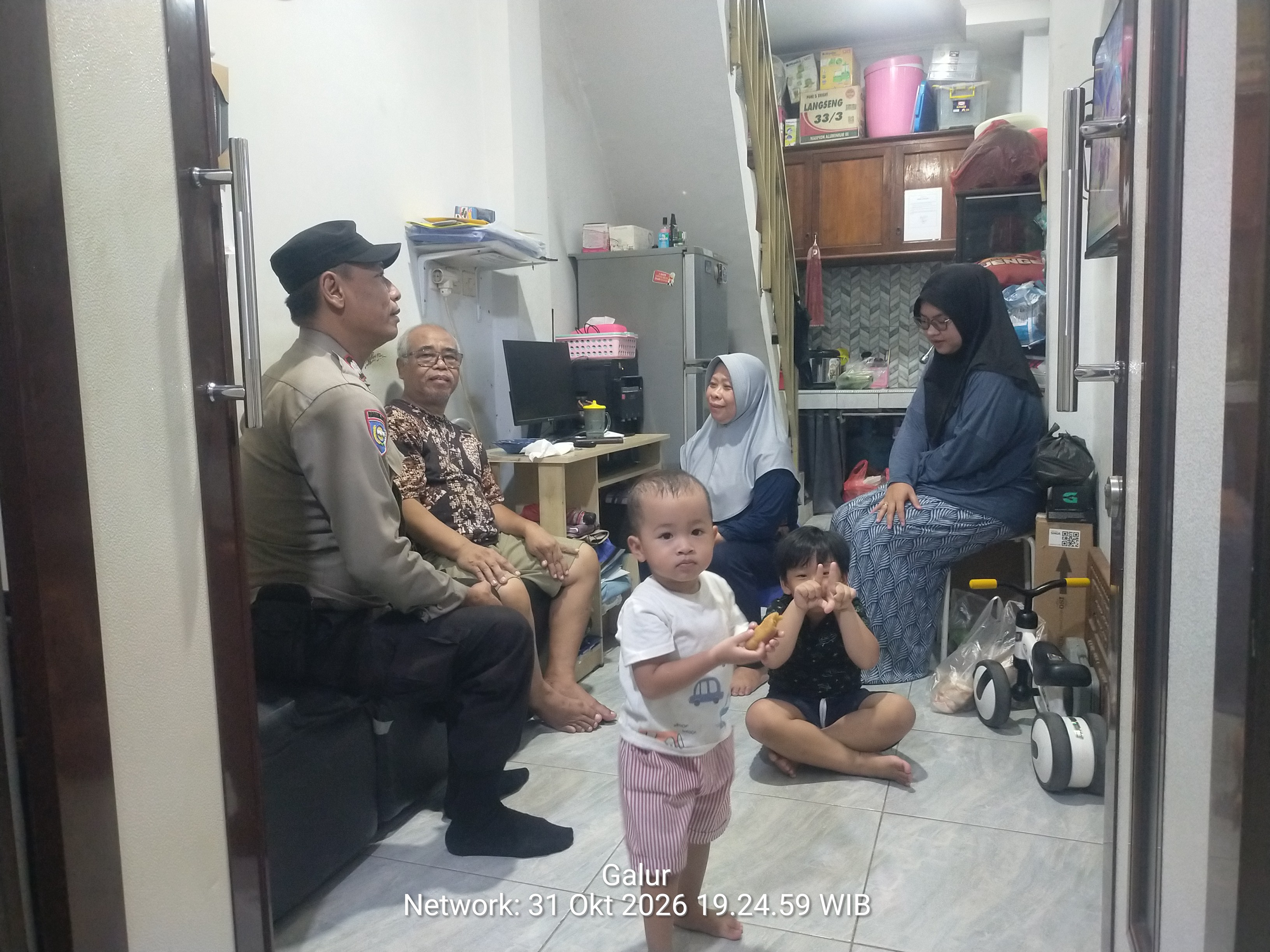 Sambangi Ketua RW 03 Galur, Bhabinkamtibmas Ajak Warga Jaga Kondusivitas dan Tidak Terprovokasi