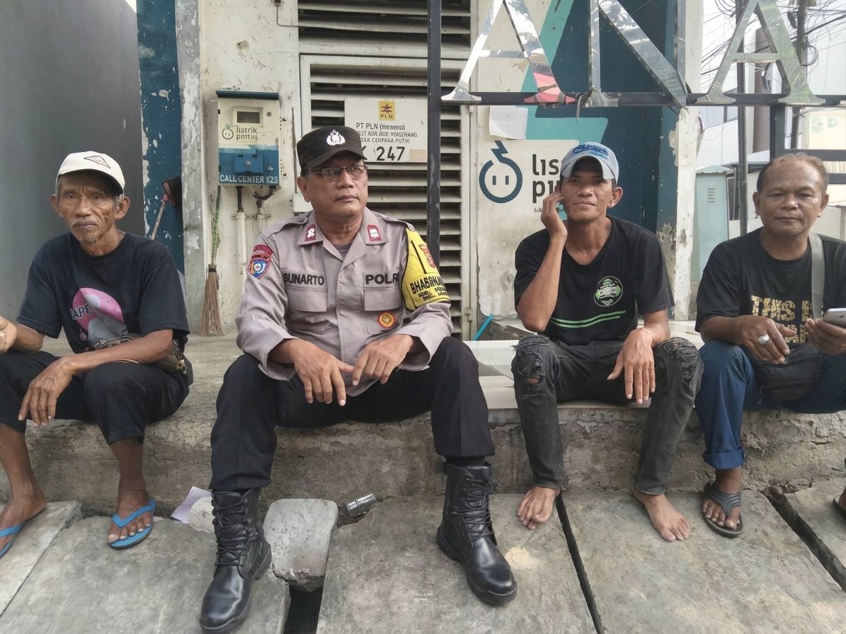 Kumpul Bareng Warga di Kawi-Kawi Bawah, Bhabinkamtibmas Johar Baru Ajak Masyarakat Cegah Tawuran dan Kejahatan
