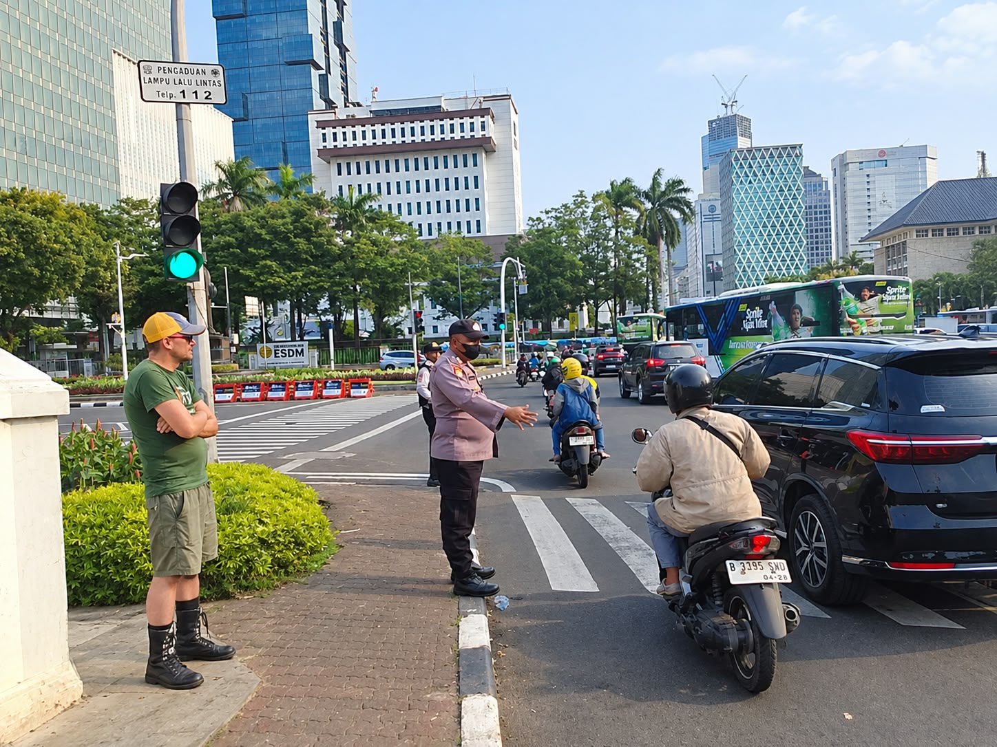 Personil Polsubsektor Merdeka Barat Melaksanakan Pelayanan Pengaturan Lalu Lintas Sore Hari di TL Patung Kuda