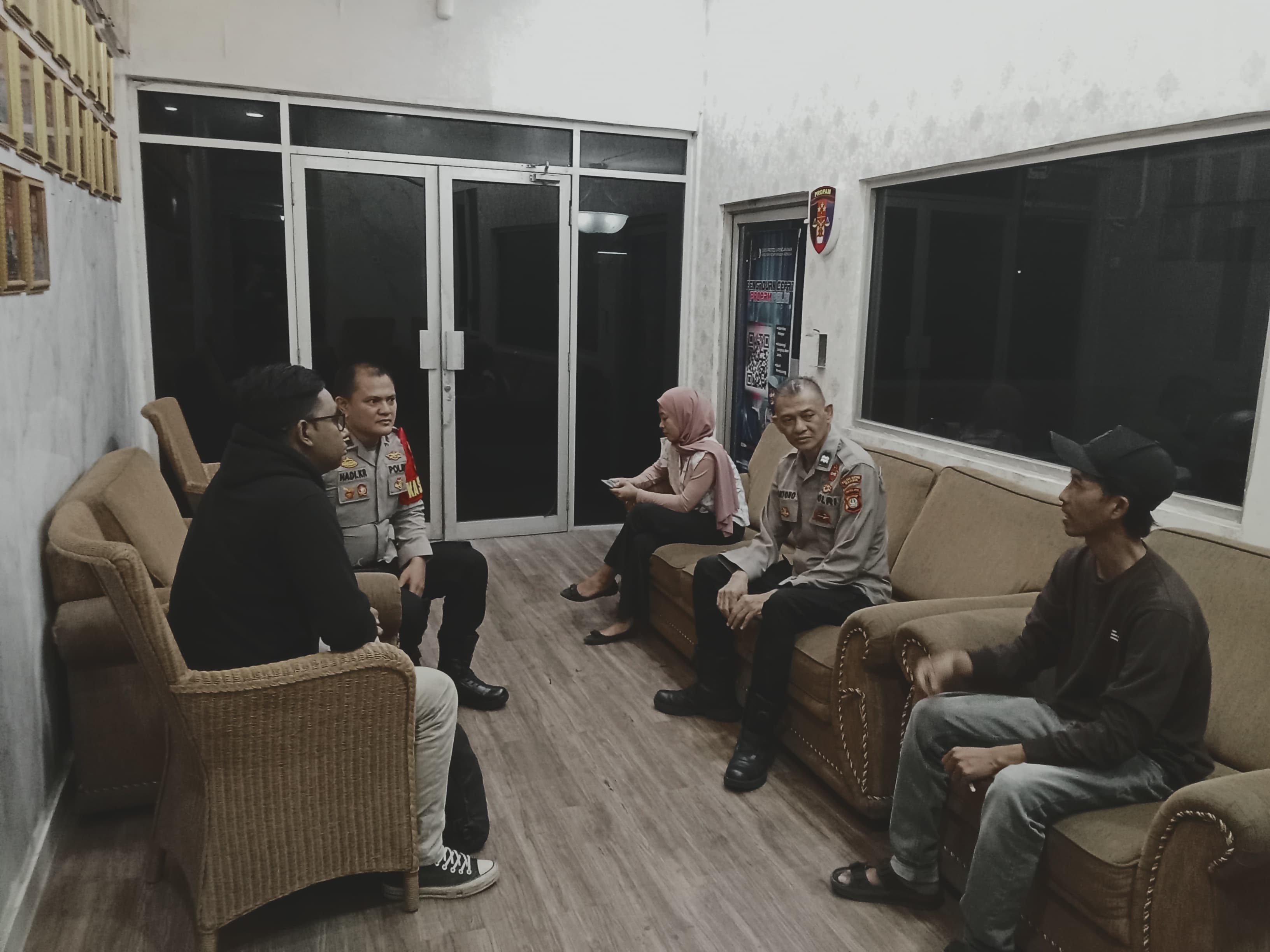 Respons Cepat Call Center 110, Polsek Metro Gambir Redam Percekcokan Pasutri di Pinggir Jalan