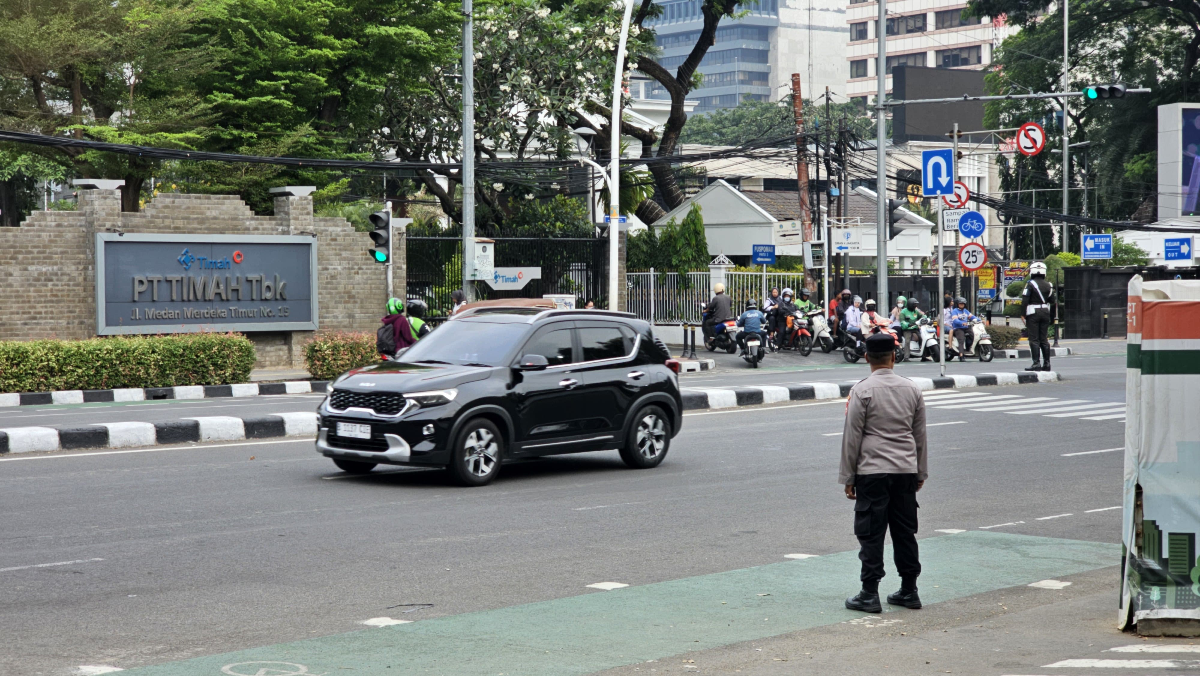 Antisipasi Kepadatan Sore Hari, Polsek Metro Gambir Gelar Strong Point di Jalan Medan Merdeka Timur